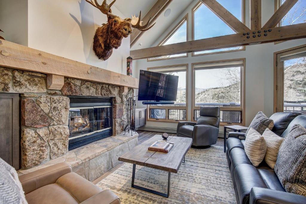 ein Wohnzimmer mit einem Sofa und einem Kamin in der Unterkunft The Pines Lodge, a RockResort in Beaver Creek