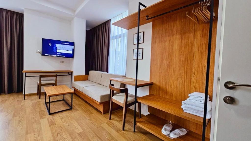 Uma televisão e/ou sistema de entretenimento em Hotel Republika Berat