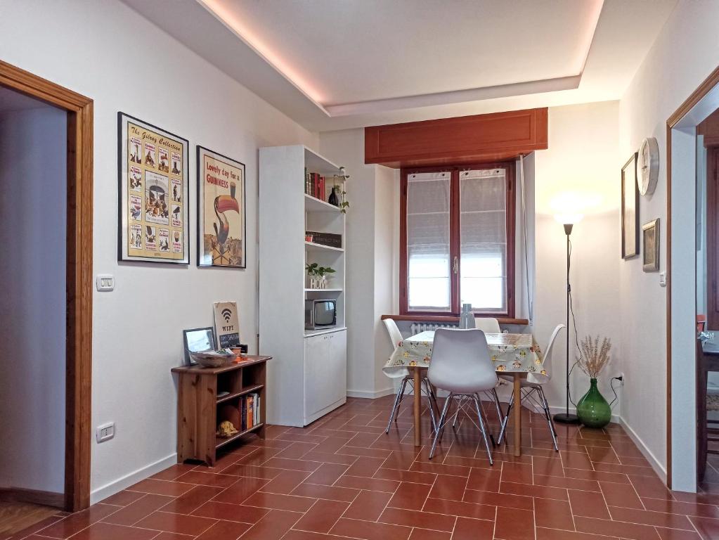 cocina y comedor con mesa y sillas en Appartamento Poli, en Castiglione dei Pepoli