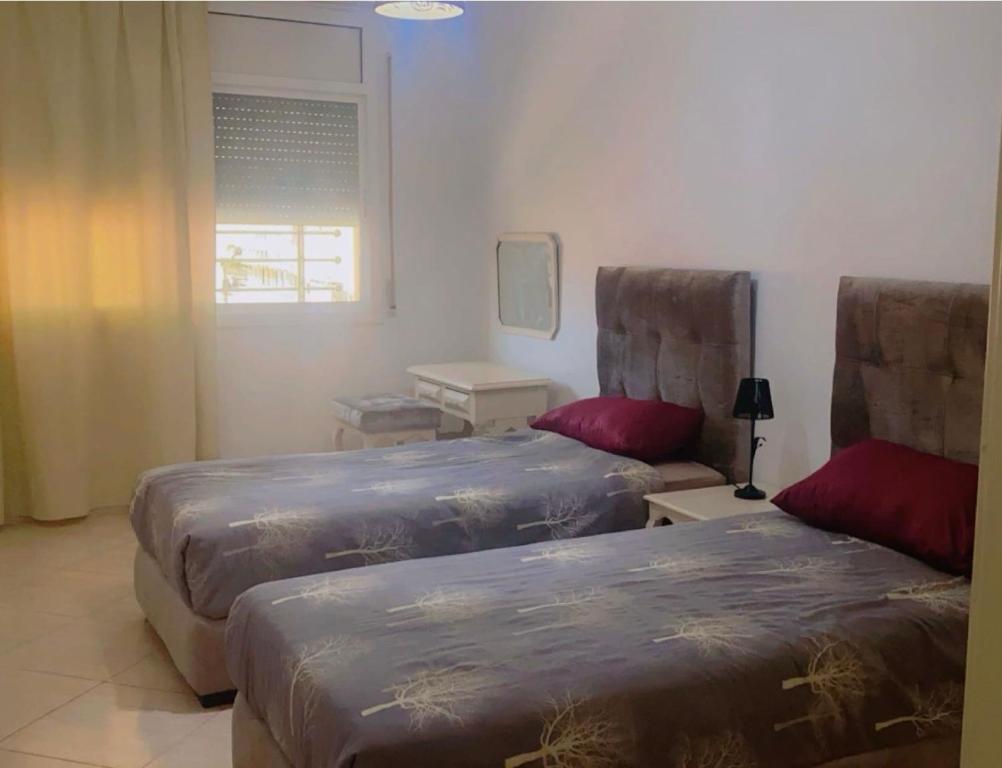 Ένα ή περισσότερα κρεβάτια σε δωμάτιο στο Appartement spacieux au centre ville près de la corniche
