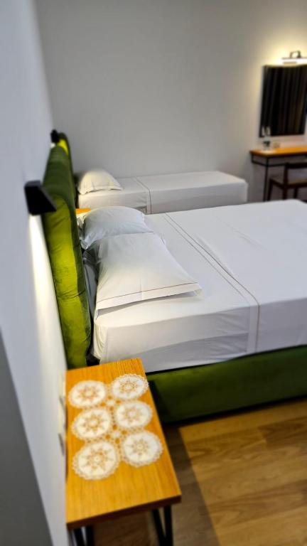Uma cama ou camas num quarto em Hotel Republika Berat