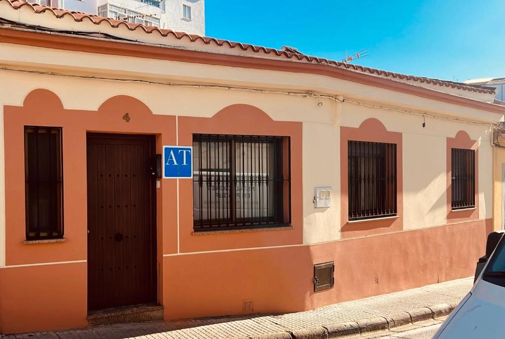 um edifício com duas portas e um sinal nele em At Shivarita em Cáceres