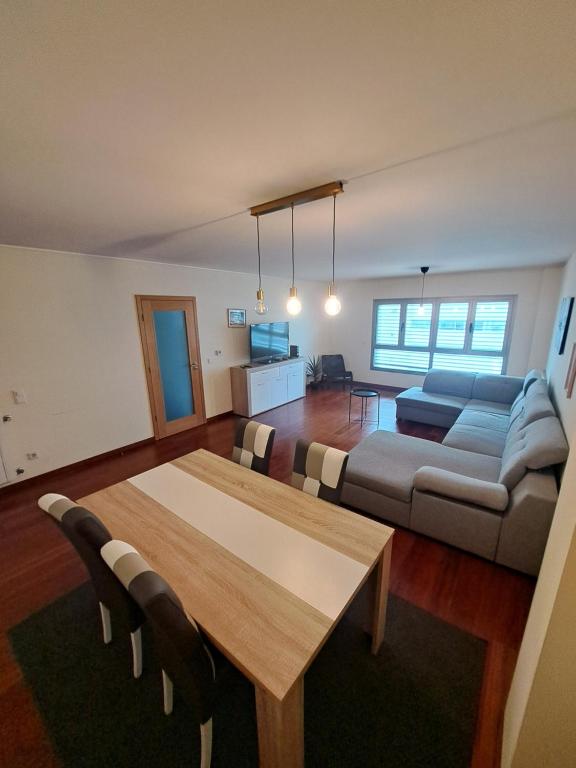 un soggiorno con divano e tavolo di Fabolous Marinho Apartment a Porto