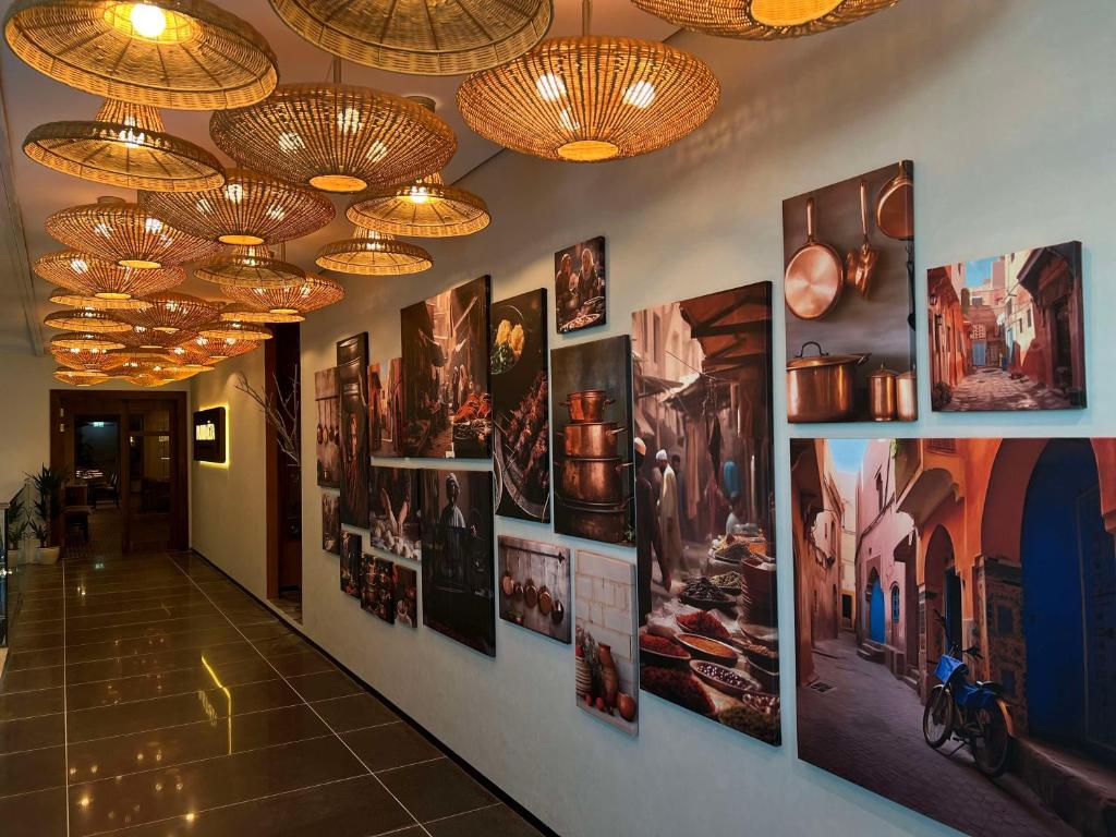 Park Inn by Radisson, Riyadh في الرياض: ممر به ثريات وصور على الحائط