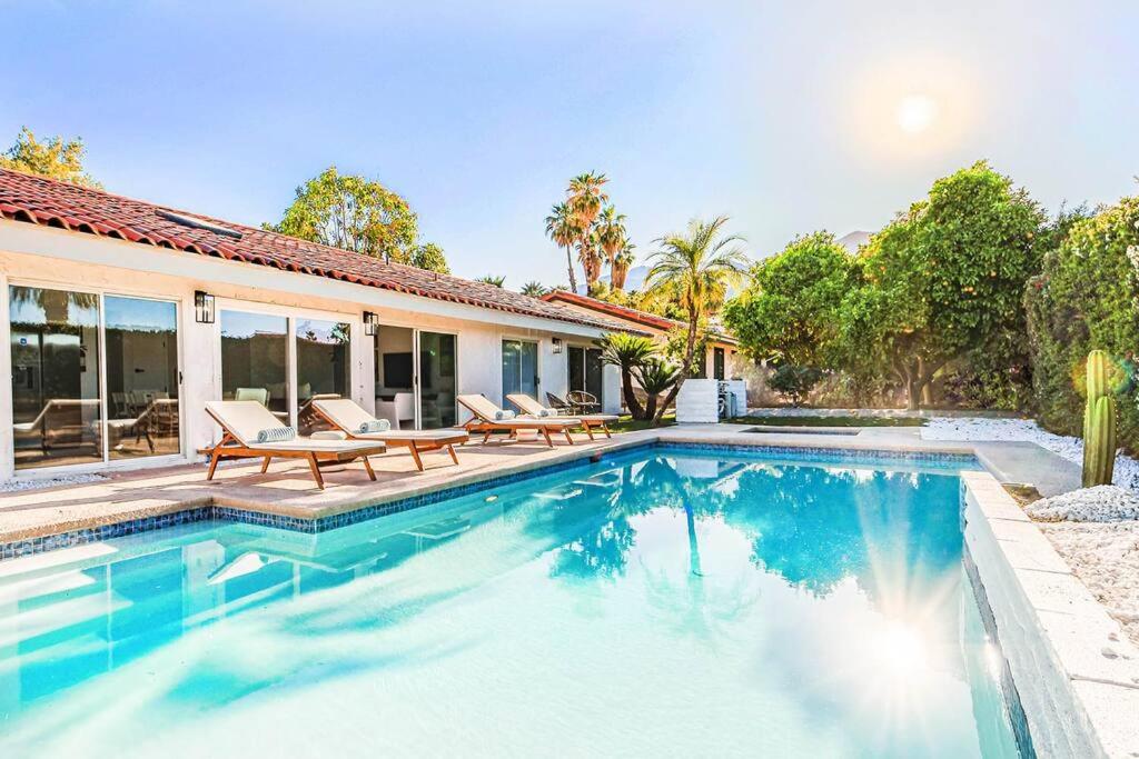 una piscina frente a una casa en Luminous Home with Pool and Views, en Palm Springs