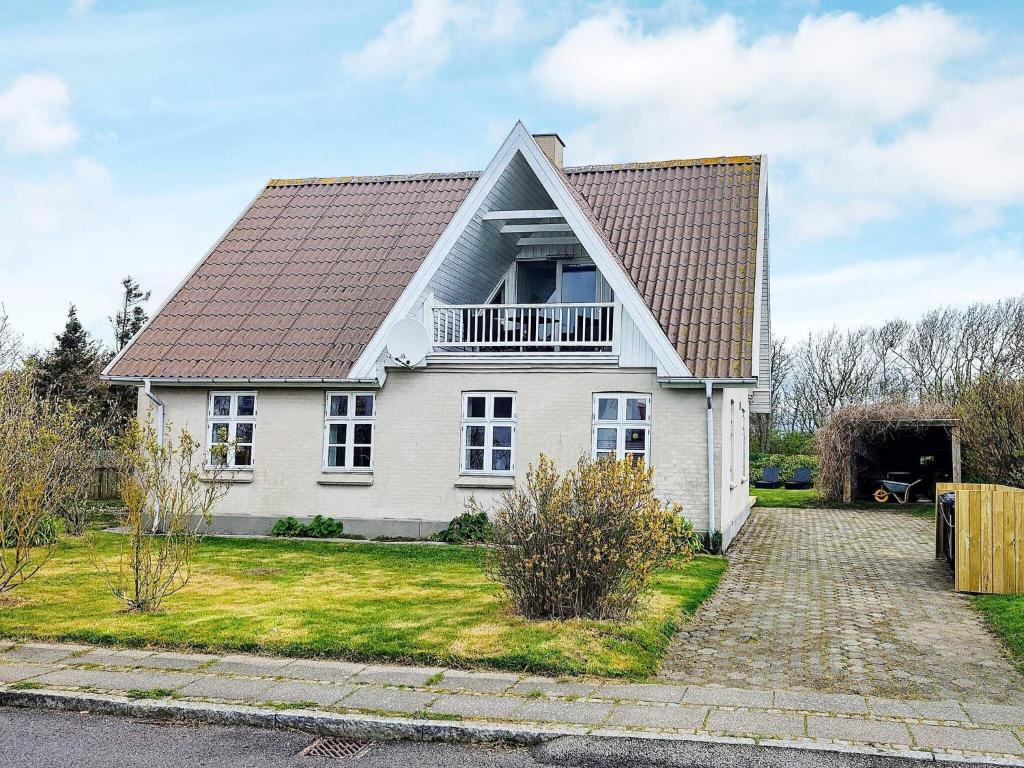 ein weißes Haus mit braunem Dach in der Unterkunft Holiday home Vestervig XXI in Vestervig