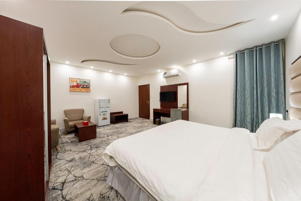 Postel nebo postele na pokoji v ubytování Masharef Abha Suites
