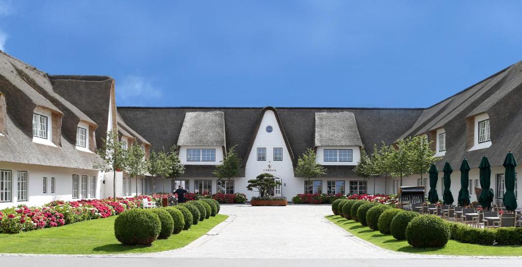 a row of houses with bushes and a walkway at Severin's Resort & Spa in Keitum