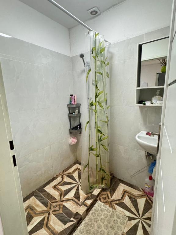 a bathroom with a shower and a sink at 布拉格城堡公寓 in Rudná