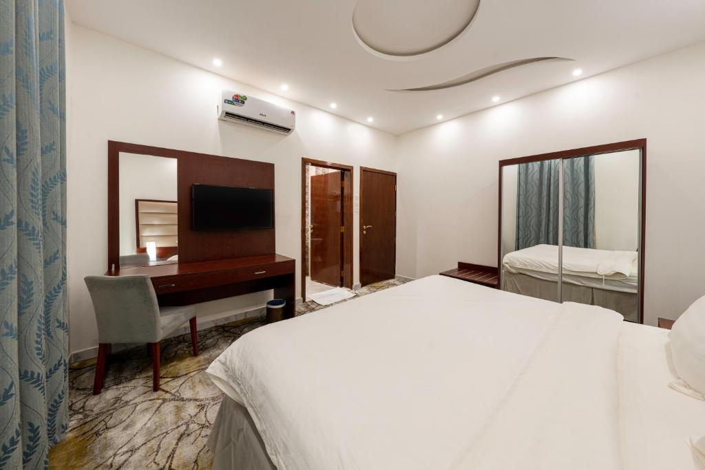 Postel nebo postele na pokoji v ubytování Masharef Abha Suites