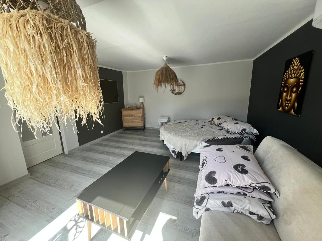 uma sala de estar com duas camas e uma mesa em Na Spokojnie em Jastarnia