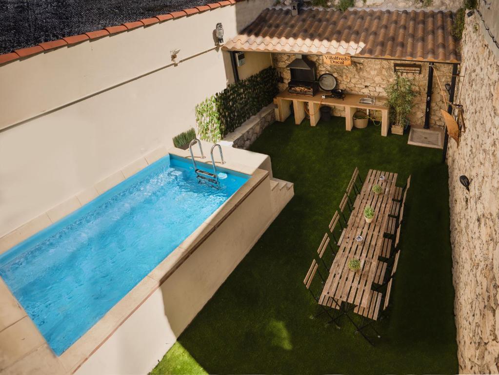 an overhead view of a backyard with a swimming pool at Villalfredo Ducal in Pastrana