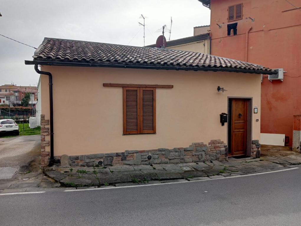 a small house on the side of a street at Piccola casetta toscana in Pisa
