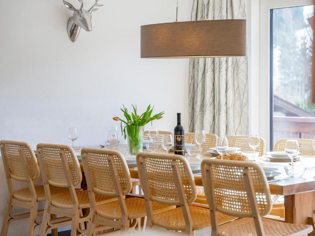 een eetkamer met een witte tafel en stoelen bij Wald XXL in Fieberbrunn