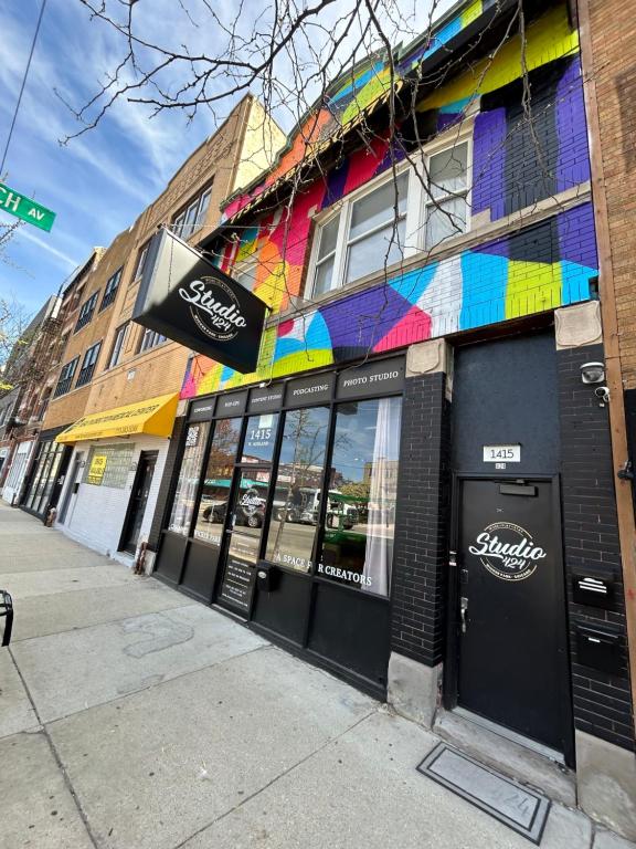 una tienda en una calle con un edificio colorido en Studio 424, en Chicago