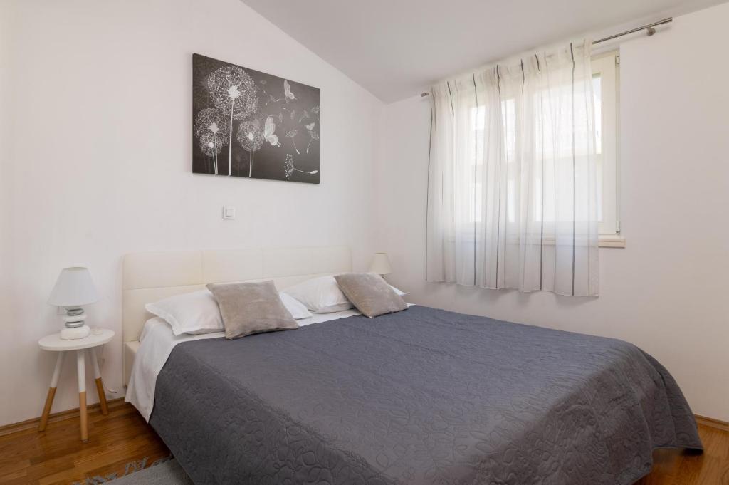 Posteľ alebo postele v izbe v ubytovaní Apartments with parking spaces Slatine, Ciovo - 5158