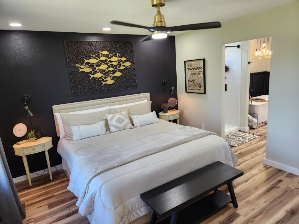 una camera con un grande letto e un ventilatore a soffitto di Lakeside Luxury at Duck Creek on Grand Lake, Oklahoma ad Afton