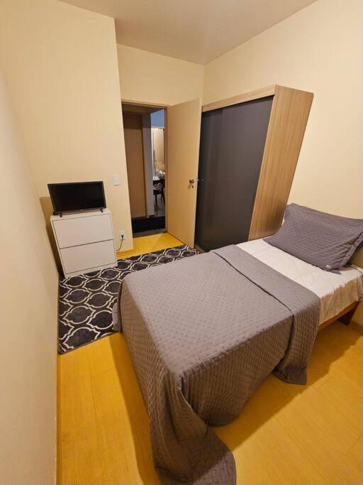 ein Hotelzimmer mit 2 Betten und einem Laptop in der Unterkunft Quarto Cambuí l Apto compartilhado in Campinas