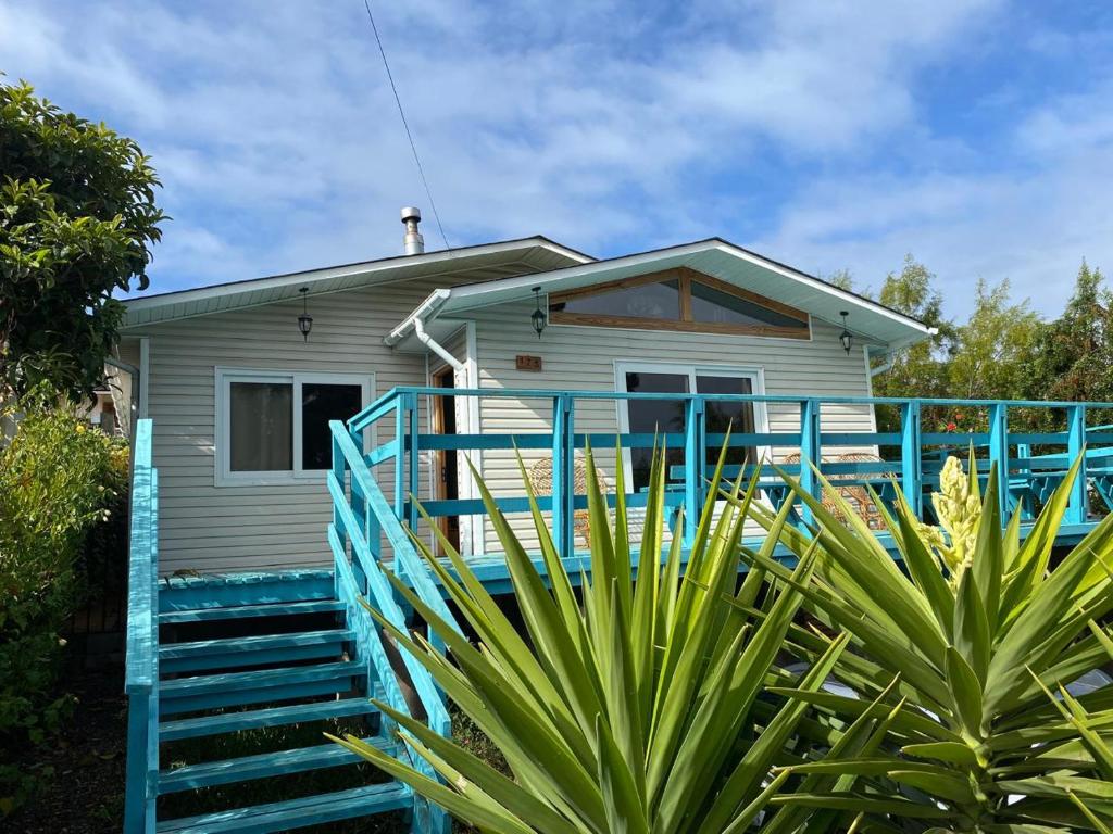 uma casa com uma cerca azul em frente em Casa veraneo Consistorial El Tabo Chile em El Tabo