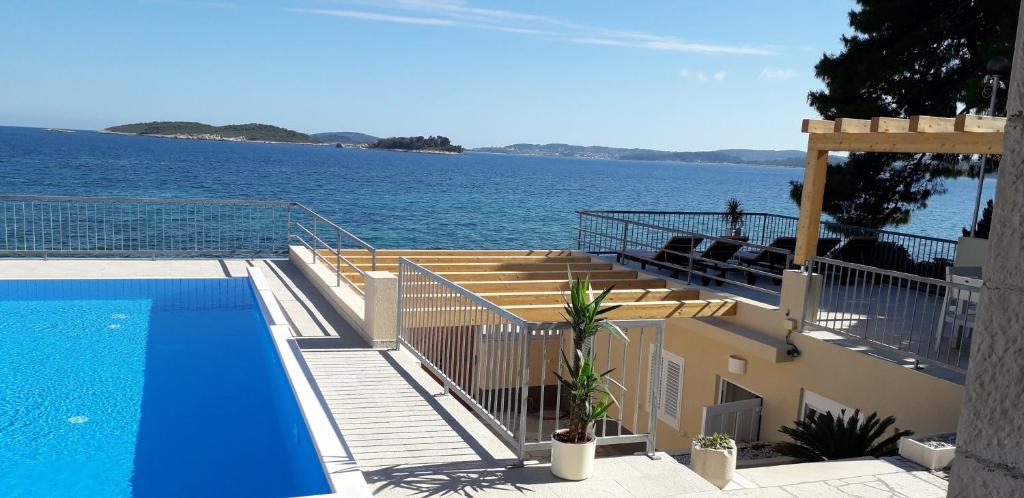 Bassein majutusasutuses Seaside family friendly house with a swimming pool Orebic, Peljesac - 23009 või selle lähedal