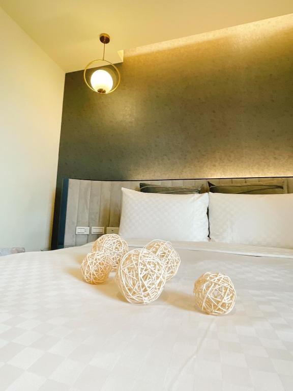 Letto o letti in una camera di Golden Bay Holiday Inn