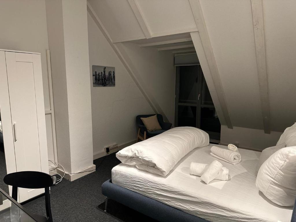 Postel nebo postele na pokoji v ubytování Zentral gelegenes Premium-Apartment mit viel Tageslicht
