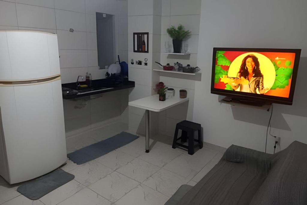 Η κουζίνα ή μικρή κουζίνα στο lindo apartamento com toda infraestrutura e muito proximo a praia