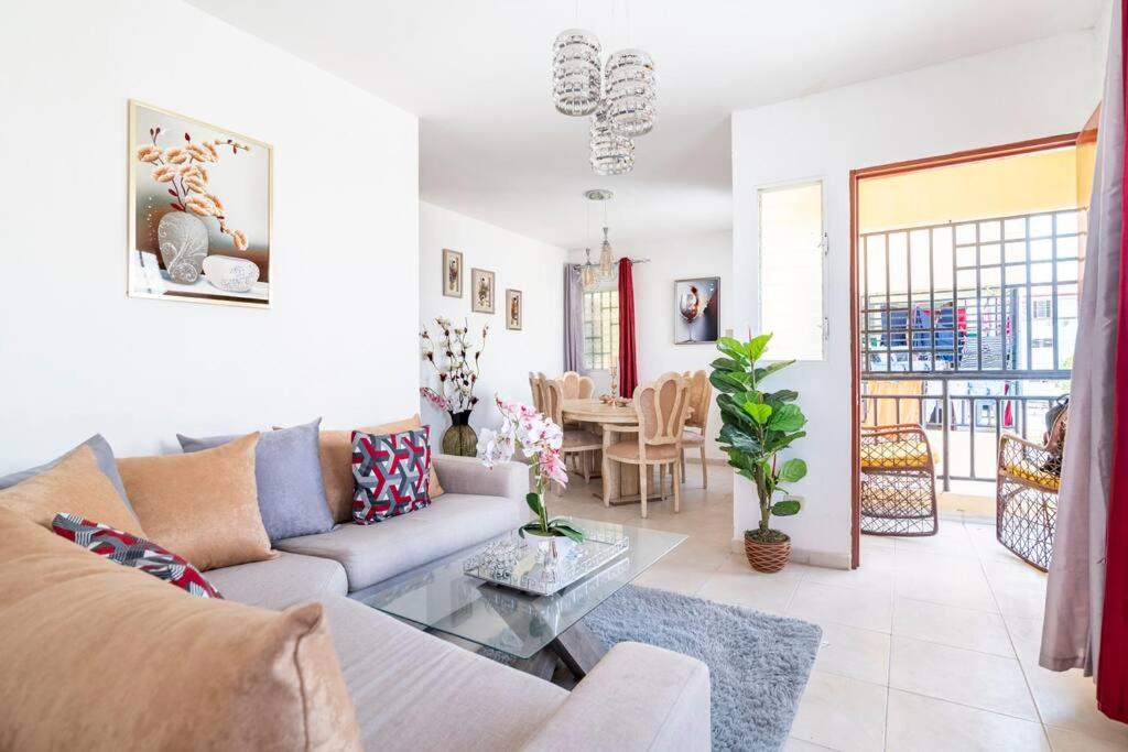 een woonkamer met een bank en een tafel bij Hermosos apartamentos a 5 mins de la playa Caleta in La Romana