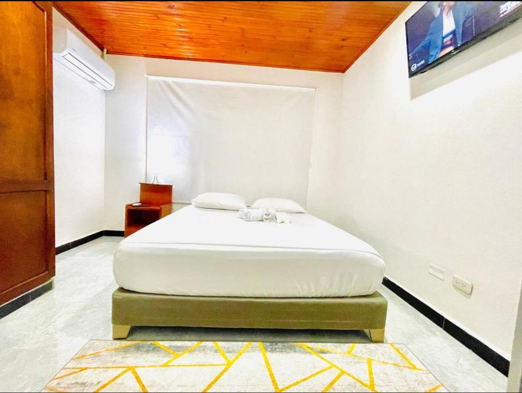 1 dormitorio con 1 cama en una habitación en De Greiff House, en San José del Guaviare