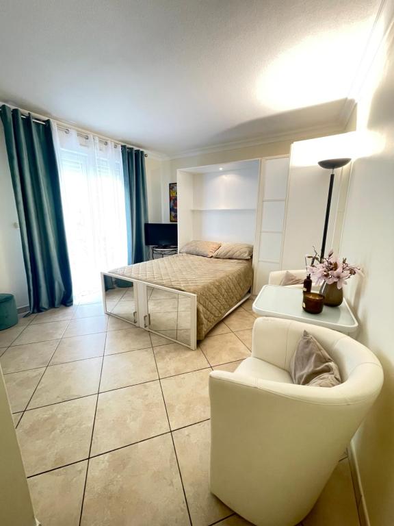 une chambre avec un lit et un canapé dans l'établissement Jolie studio à Cannes, à Cannes