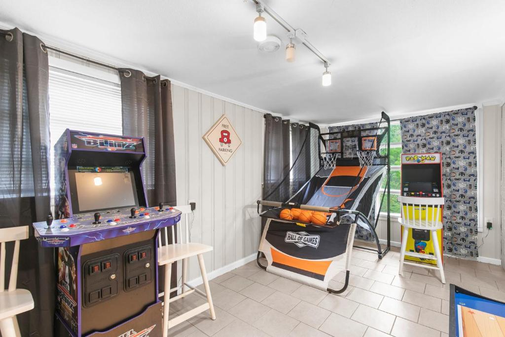 una habitación con 2 juegos de arcade y un videojuego en Suburban Bliss Getaway Wi-Fi Parking Long Stay en Center Point