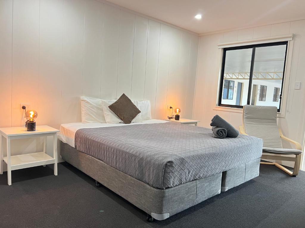 Un pat sau paturi într-o cameră la Abajaz Motel-Centrally Located-Shaded Parking