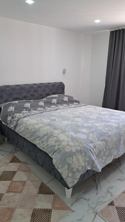 una camera da letto con un letto coperto di Apartman Dzejda a Novi Pazar