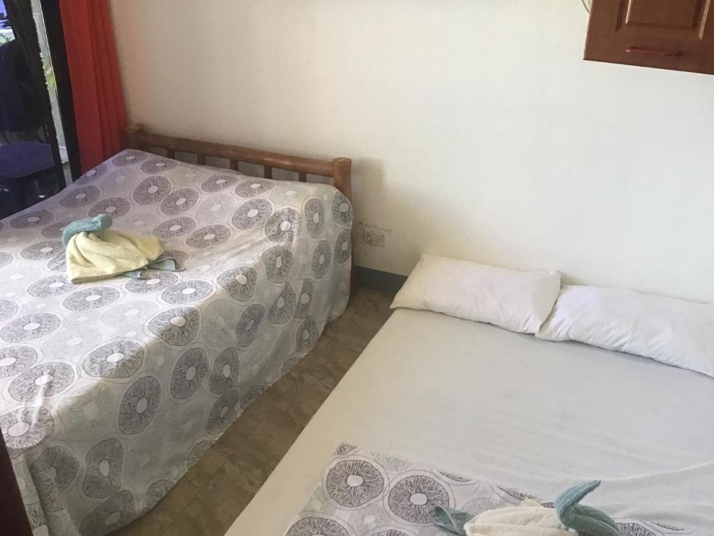 Postel nebo postele na pokoji v ubytování BambooBeachVilla2 AC NEW OCEANFRONT POOL sunsetview garden kitchen SATELLITE STARLINK WI-FI