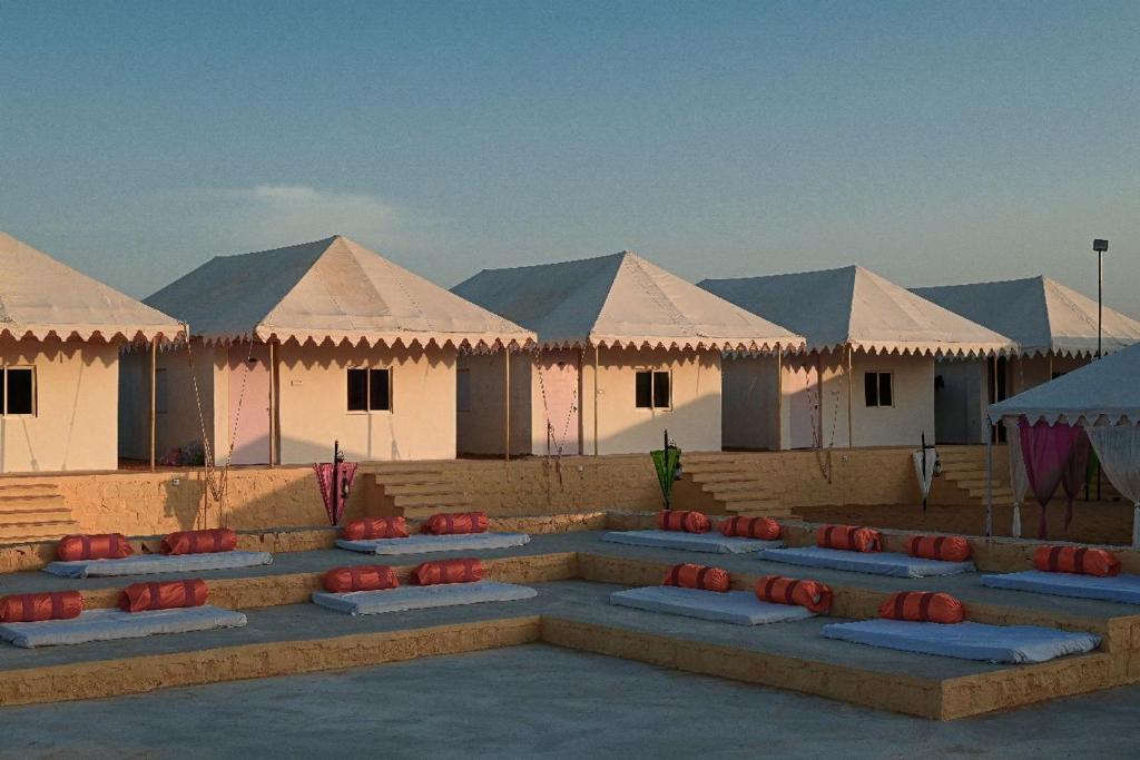 een rij gebouwen met rood en blauw bij Royal Rangers Desert Safari Camp in Jaisalmer