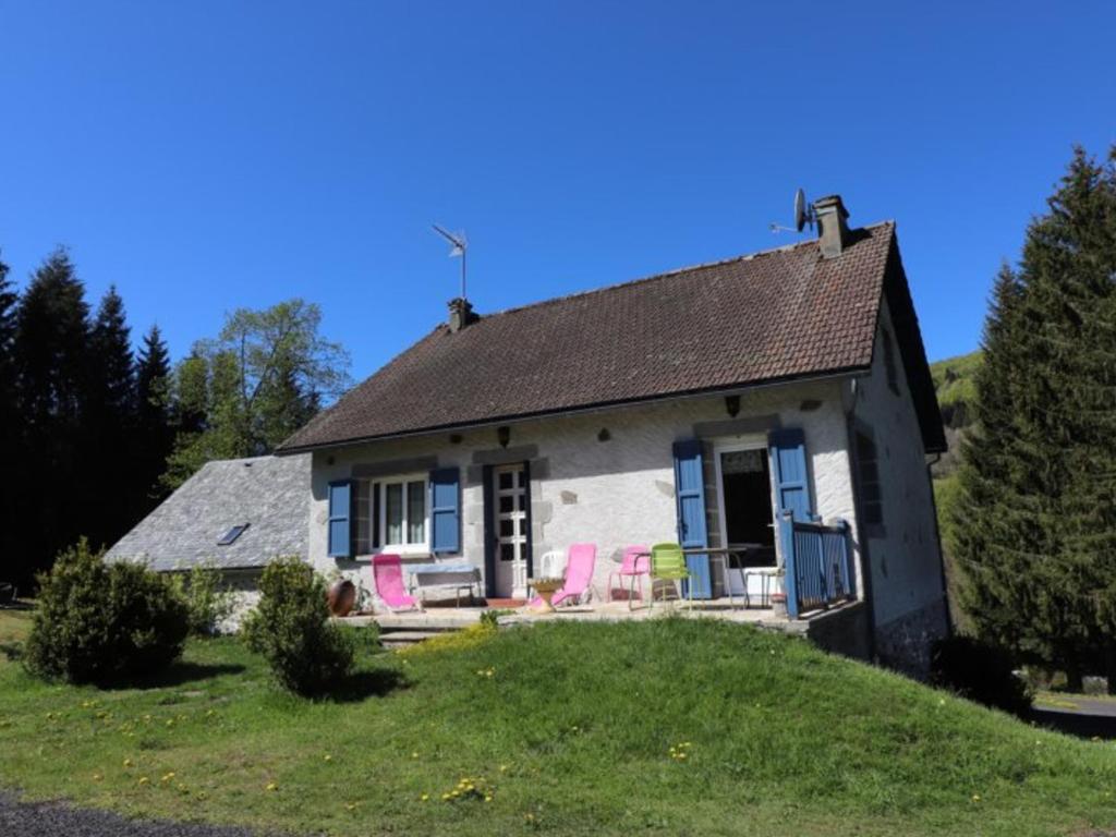 mały dom z różowymi krzesłami na wzgórzu w obiekcie Gîte Condat, 3 pièces, 5 personnes - FR-1-742-117 w mieście Condat