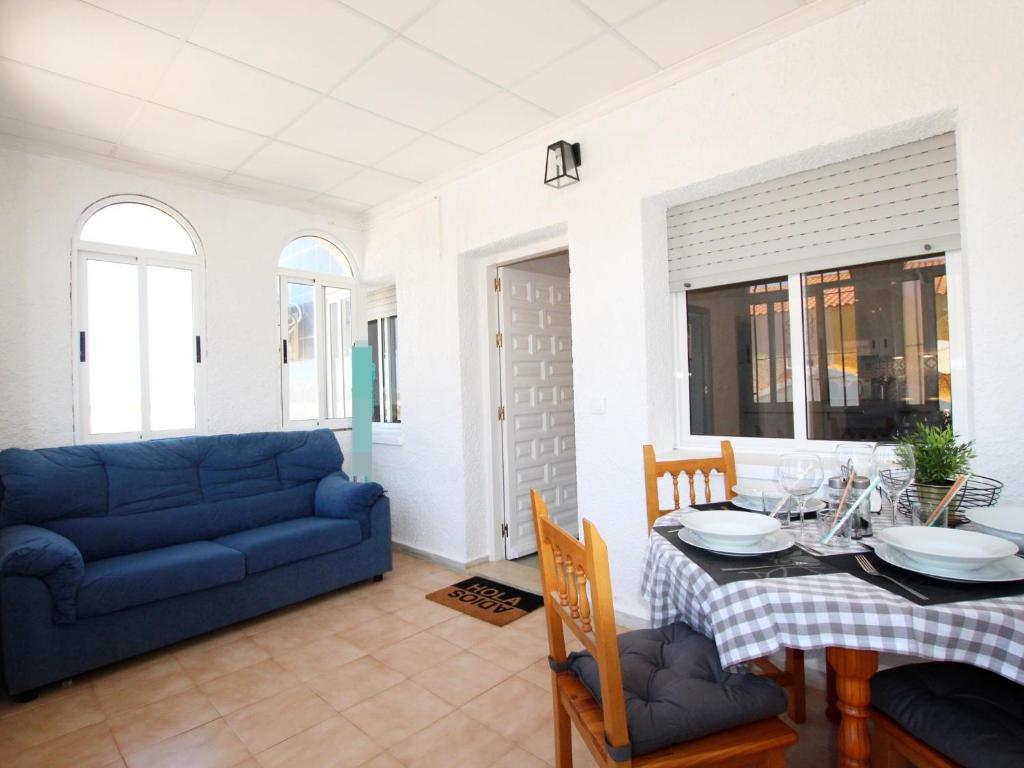 Apartamento Los Alcázares, 1 dormitorio, 3 personas - ES-220-54 في توري-باتشيكو: غرفة معيشة مع أريكة زرقاء وطاولة