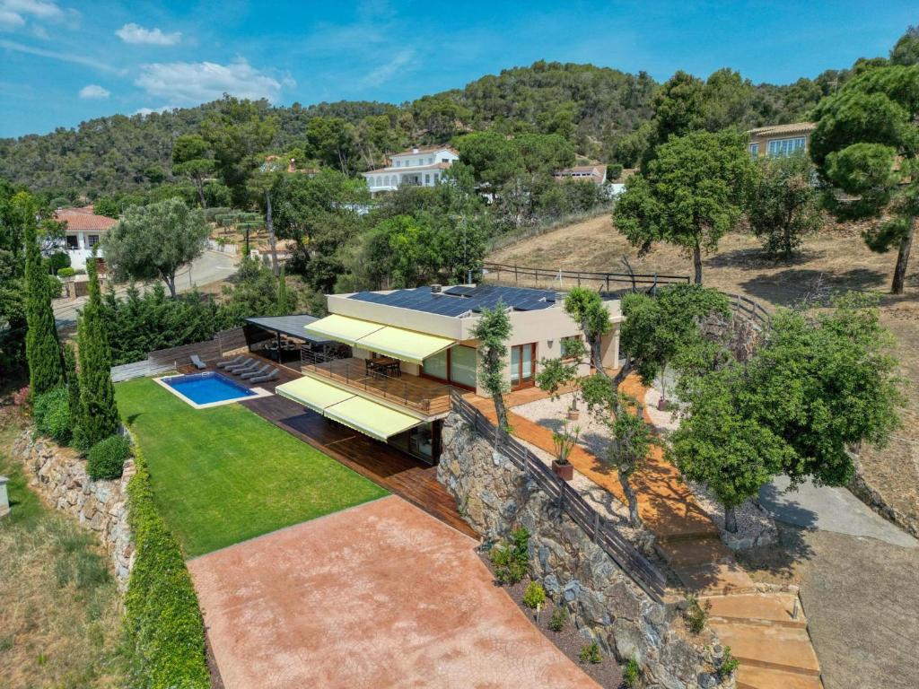eine Luftansicht eines Hauses mit einer Steinmauer in der Unterkunft Villa Vall-llòbrega, 5 dormitorios, 10 personas - ES-329-7 in Vall-llobrega