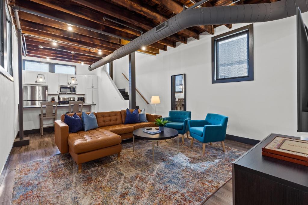 Χώρος καθιστικού στο Riverfront Loft-Private Roof Deck-Parking-P204
