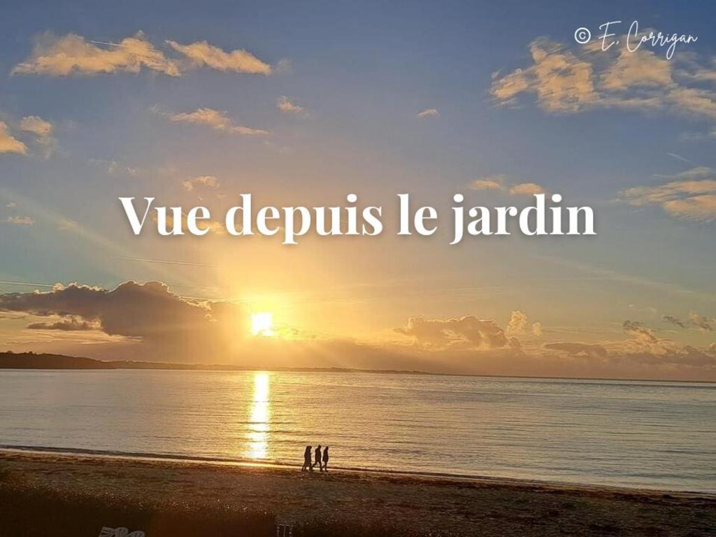 - un groupe de personnes debout sur la plage au coucher du soleil dans l'établissement Appartement rénové en bord de mer avec terrasse - 4 pers, proche plage et port - FR-1-481-162, à La Forêt-Fouesnant