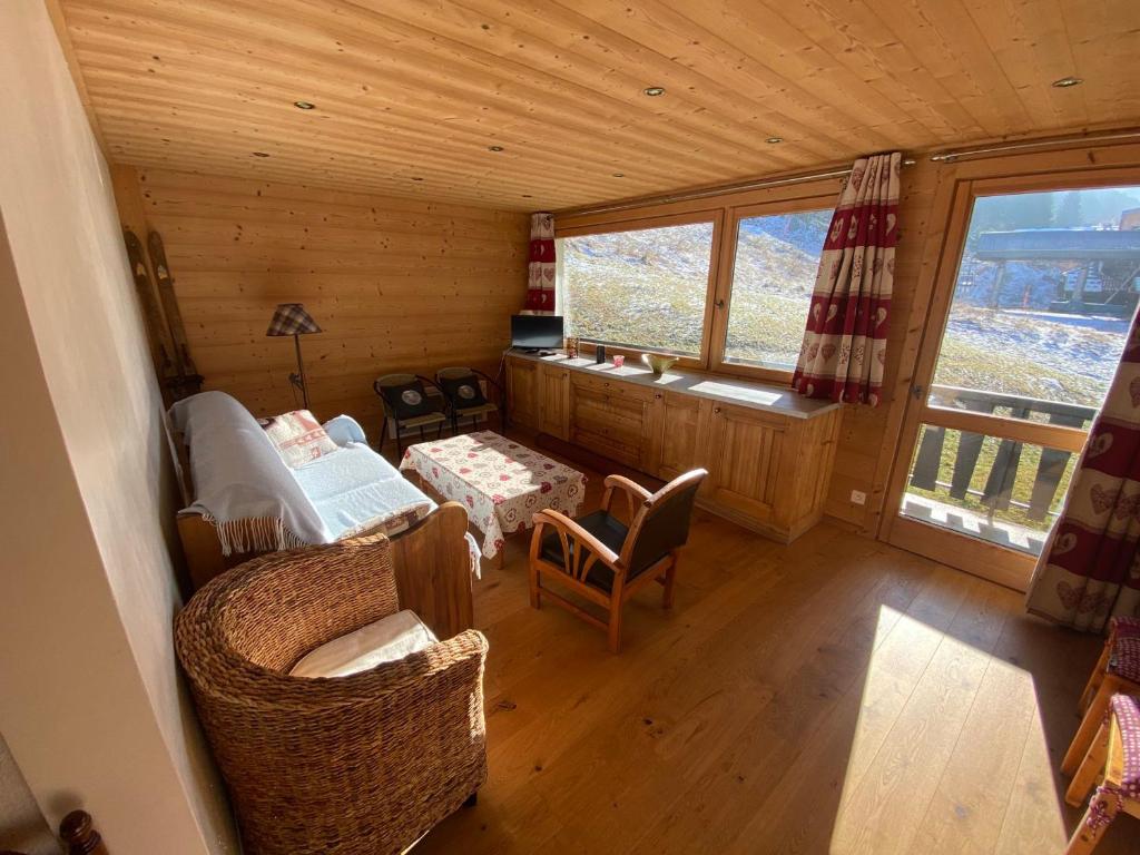 une chambre dans une cabine avec un canapé et une table dans l'établissement Appartement Fonctionnel au Coeur de Châtel, à Proximité du Télécabine et Activités! - FR-1-693-110, à Châtel