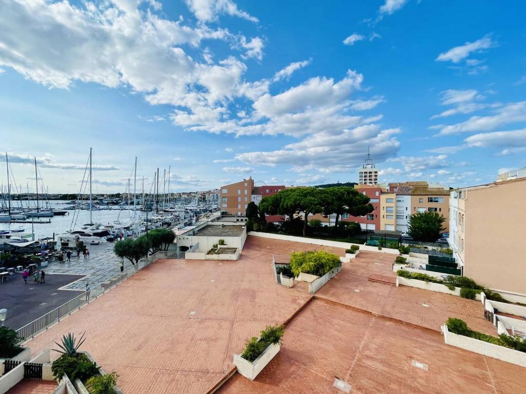 - une vue sur un port de plaisance avec des bateaux dans l'établissement Centre-port Cap d'Agde, plage à pied, idéal couple + enfant - FR-1-723-153, au Cap d'Agde