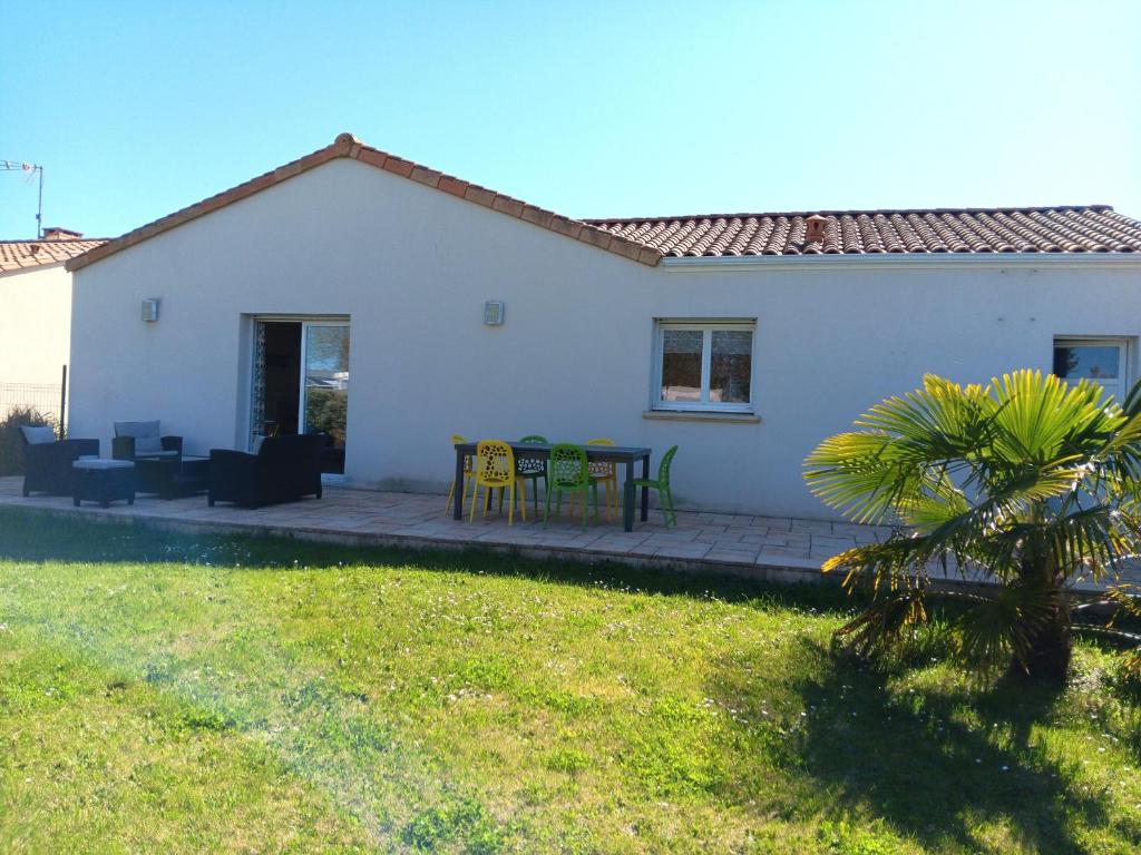 Casa blanca con patio y palmera en Maison L'Aiguillon-sur-Mer, 5 pièces, 7 personnes - FR-1-476-213, en LʼAiguillon-sur-Mer