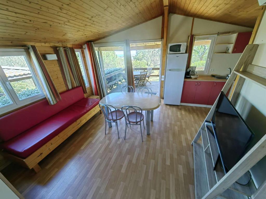 a dining room and kitchen in a tiny house at Chalet Agde, 3 pièces, 6 personnes - FR-1-607-194 in Agde