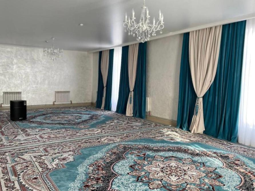 um quarto com uma cama grande e um tapete grande em Villa del Prio em Priozersk