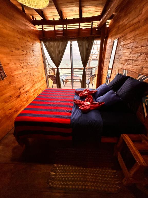 1 dormitorio con 1 cama en una habitación con ventana en BARU MAGGYBEACH, en Playa Blanca