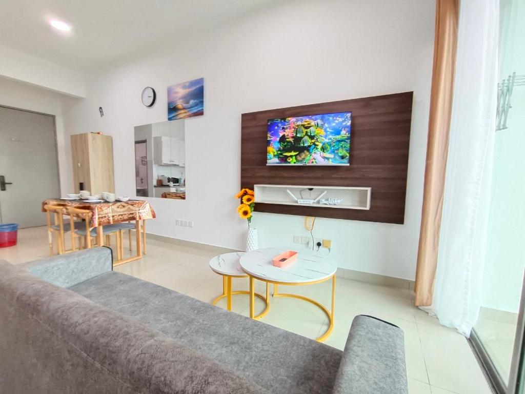 TV a/nebo společenská místnost v ubytování Comfy Cybersquare Ensuite with Skyline View #CS9