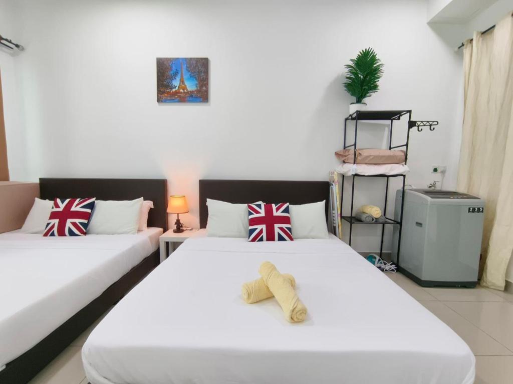 Postel nebo postele na pokoji v ubytování Comfy Cybersquare Ensuite with Skyline View #CS9