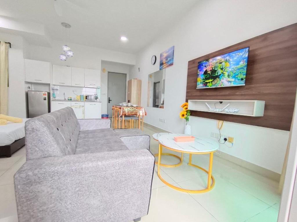 TV a/nebo společenská místnost v ubytování Comfy Cybersquare Ensuite with Skyline View #CS9