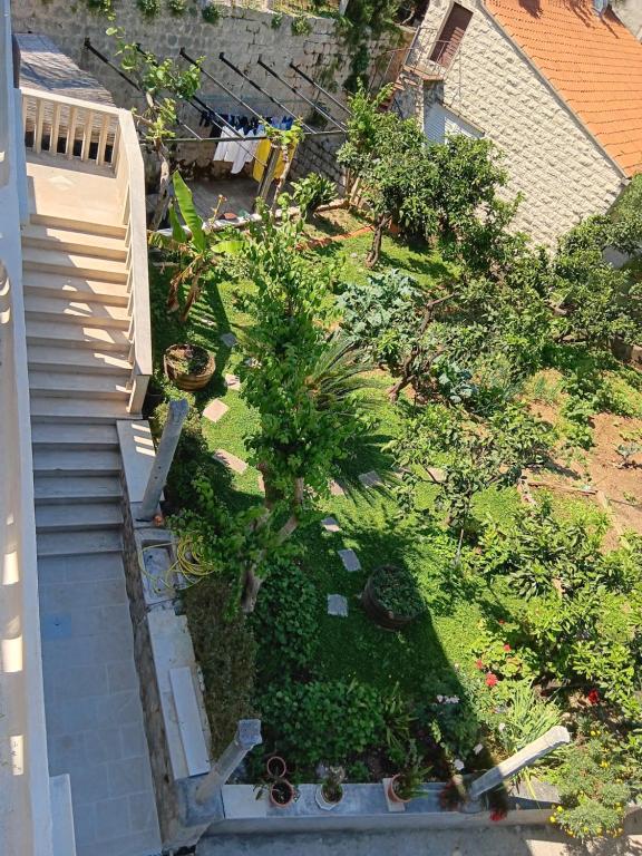 Vonkajšia záhrada v ubytovaní Apartments Vicko Vodnica